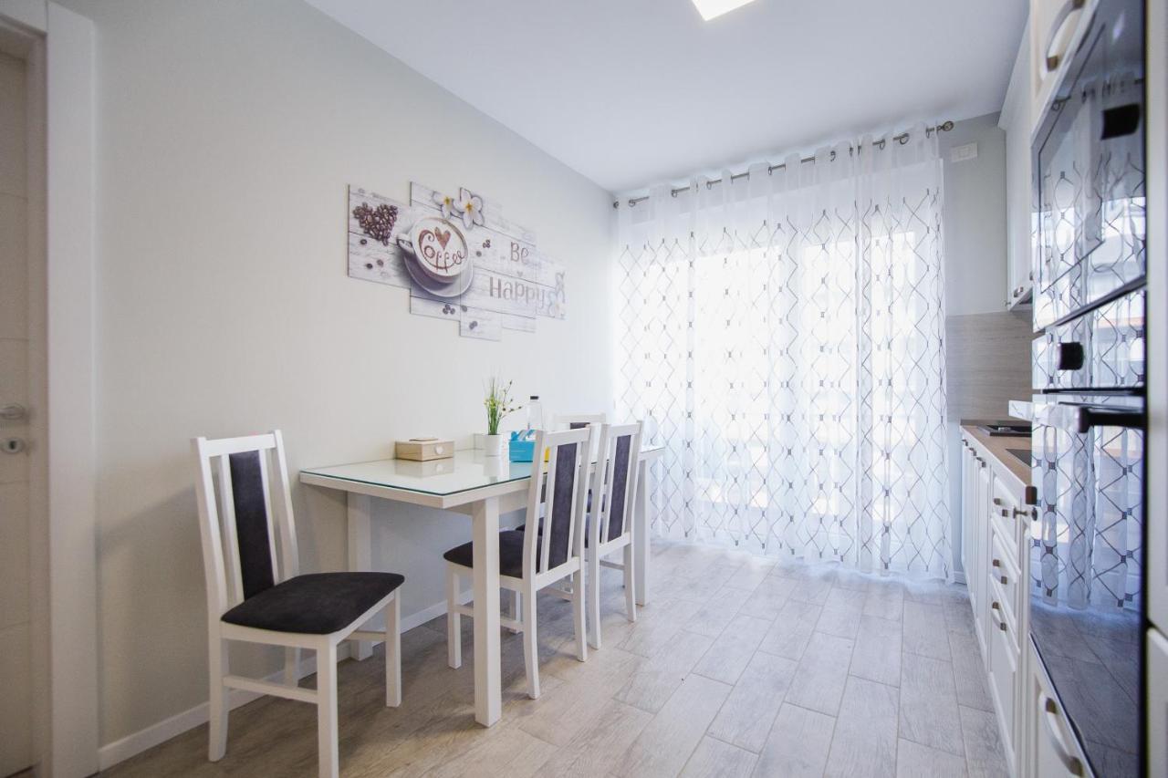 Retreat To A Stylish Home At West Residence 오라데아 외부 사진