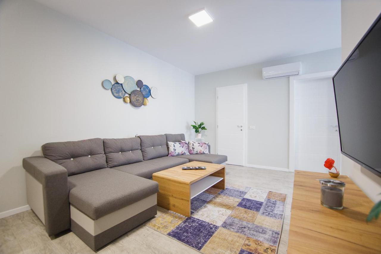 Retreat To A Stylish Home At West Residence 오라데아 외부 사진