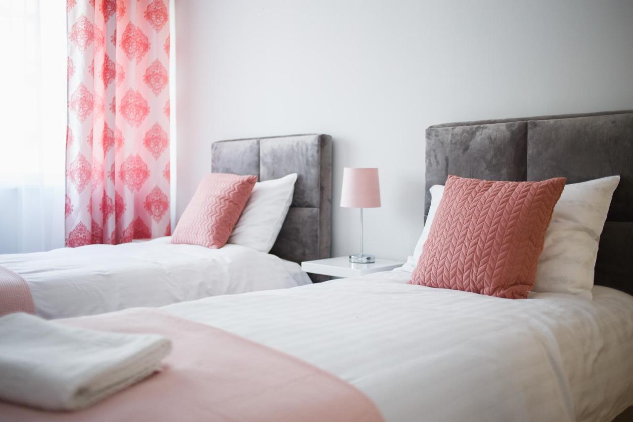 Retreat To A Stylish Home At West Residence 오라데아 외부 사진