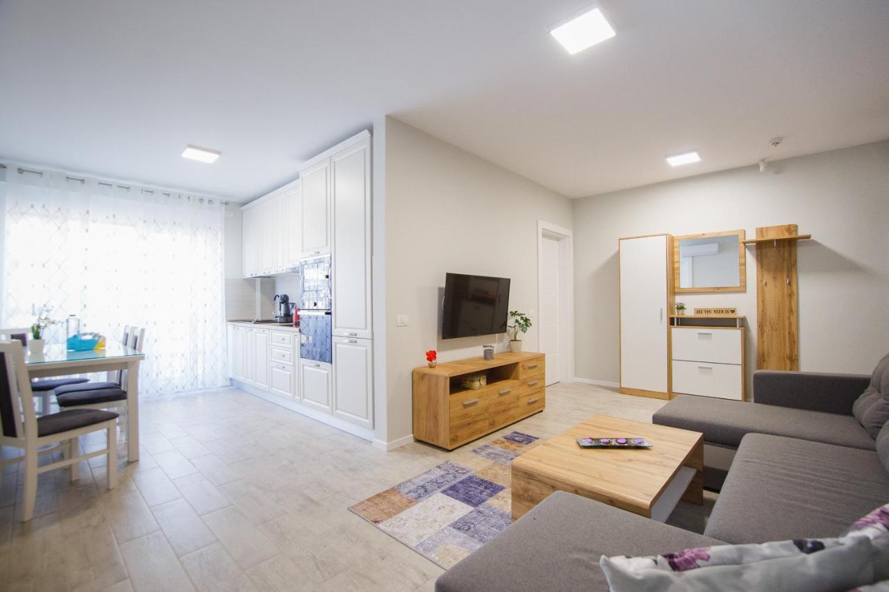 Retreat To A Stylish Home At West Residence 오라데아 외부 사진
