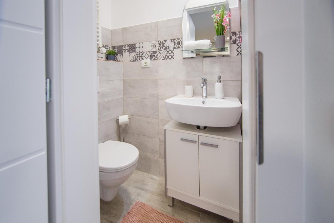 Retreat To A Stylish Home At West Residence 오라데아 외부 사진