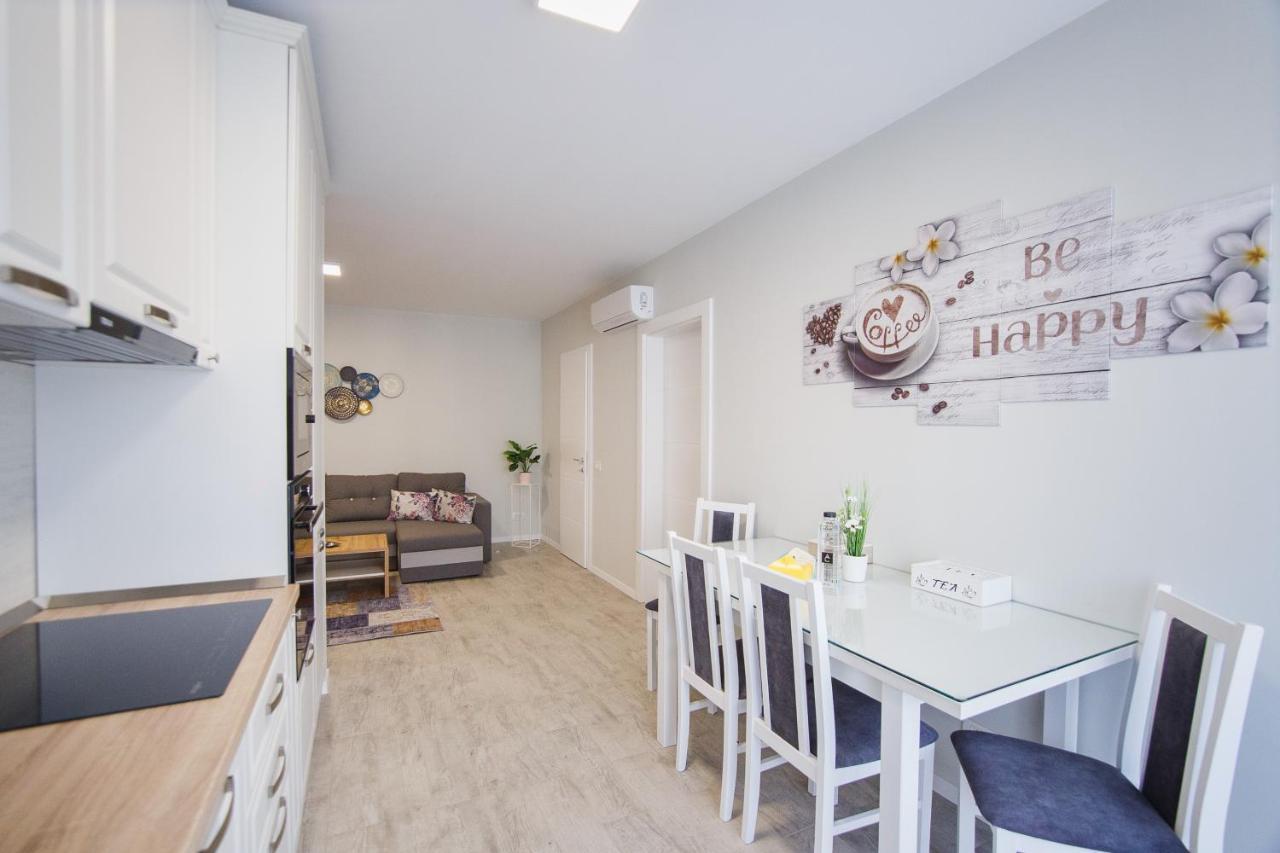 Retreat To A Stylish Home At West Residence 오라데아 외부 사진